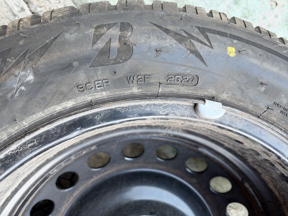 4бр. ПОЧТИ НОВИ Зимни Гуми 215/60R/17 -BRIDGESTONE/DOT:2324- С 17” Железни Джанти 5х114.3 за -TOYOTA/LEXUS/SUZUKI- 6.5Jx17H2, ET35