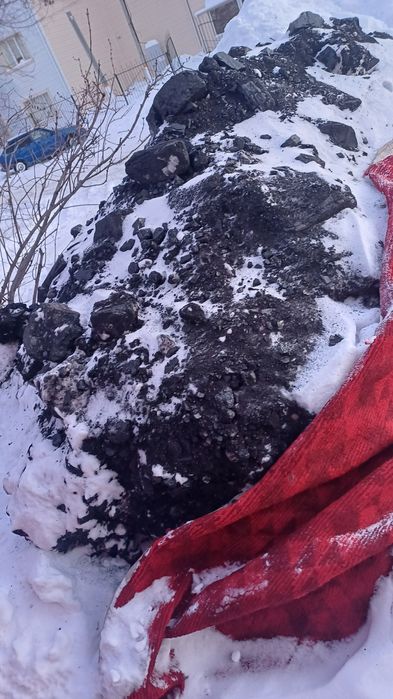 Уголь в мешках камни