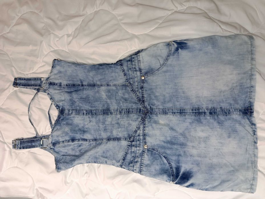 Дънкова рокля с презрамки и интересен гръб