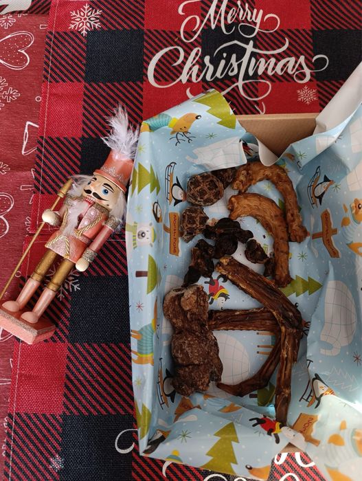 Подаръчна кутия с лакомства за малки и големи кучета