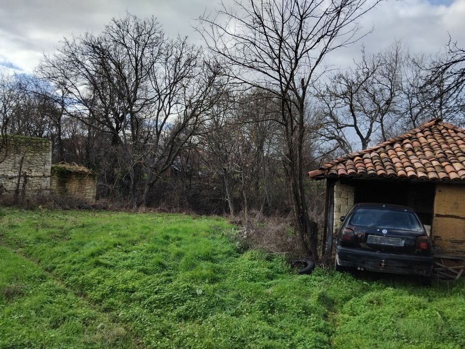 Парцел с постройка с близост до центъра