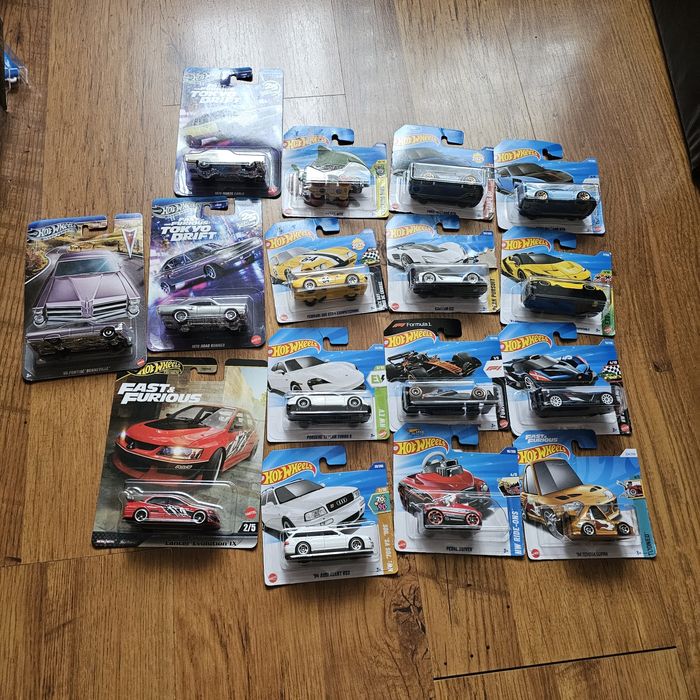 Колекция от Hot Wheels колички.