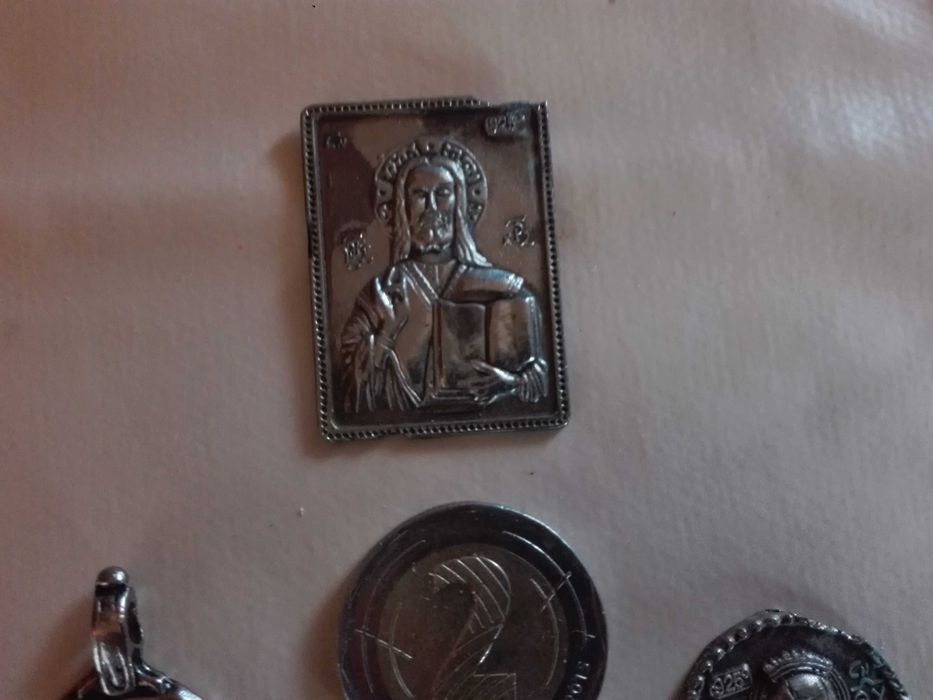 Царски медал , иконостас и религиозни медальони .