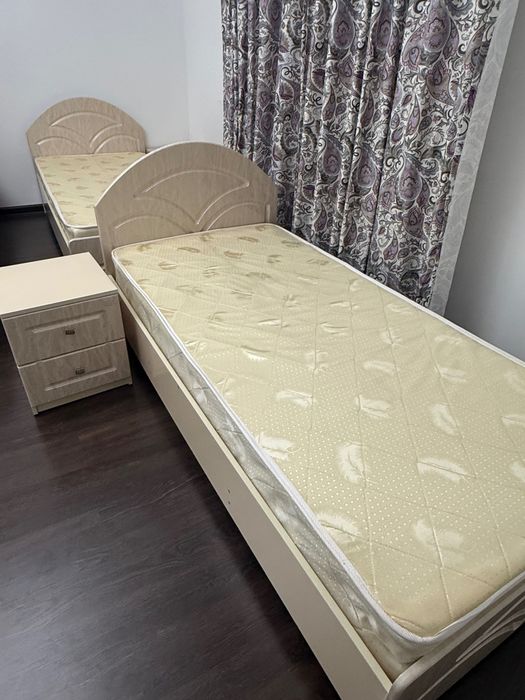 2 кровати с матрасом и с тумбой