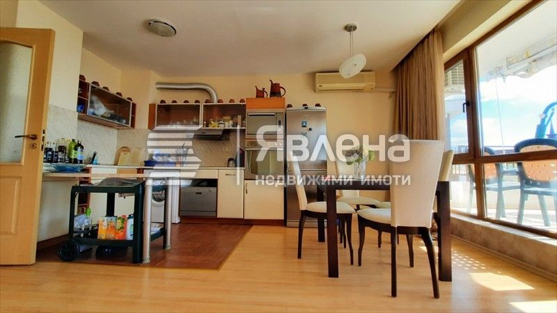 Продажба на тристаен апартамент с фронтална гледка море.