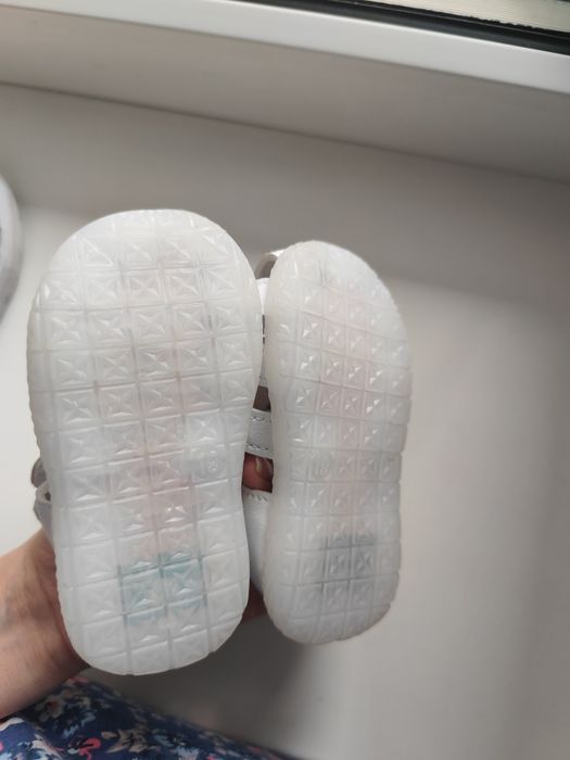 Продам детские сандалии