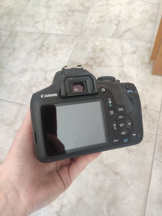Фотоапарат Canon EOS 2000D