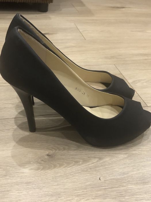 Обувки на висок ток