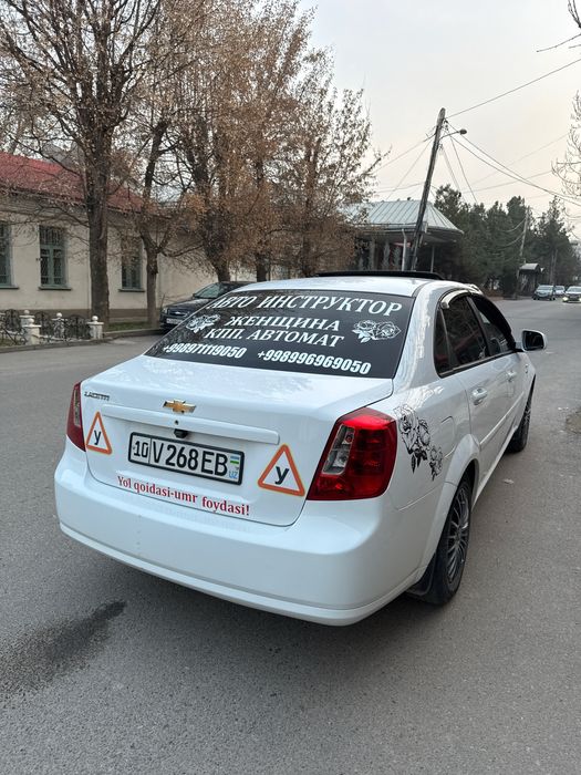 Аел киши инструктор мошина бошкаришни профессионал даражада ургатаман