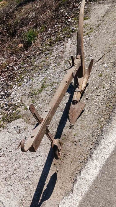 Старинно дървено рало, използвано в миналото за обработка на земята.