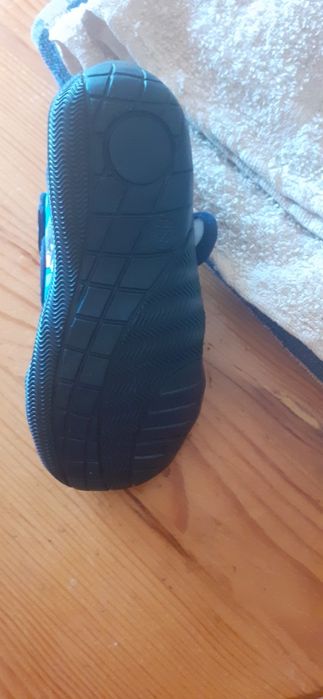 Сандали чисто нови