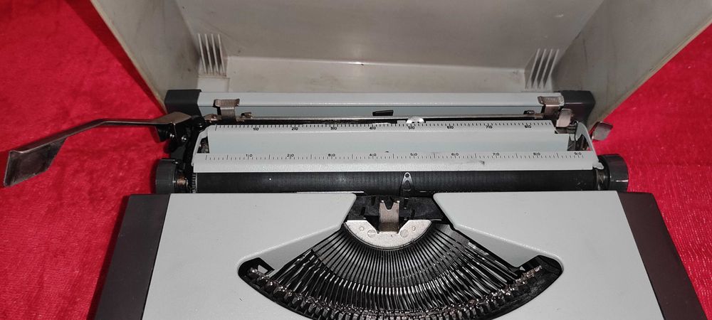 Masina de scris  portabila  ANITECH MS 200  o vand ca defecta