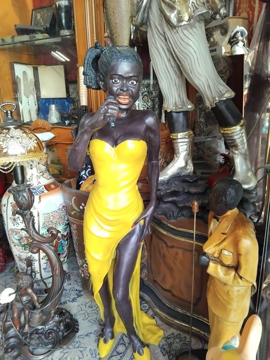 Невероятно статуетка на джаз певица!