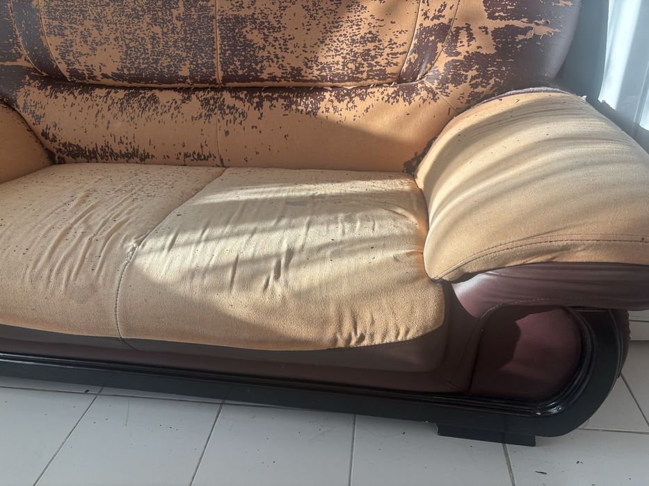 Отдам  крепкий диван даром