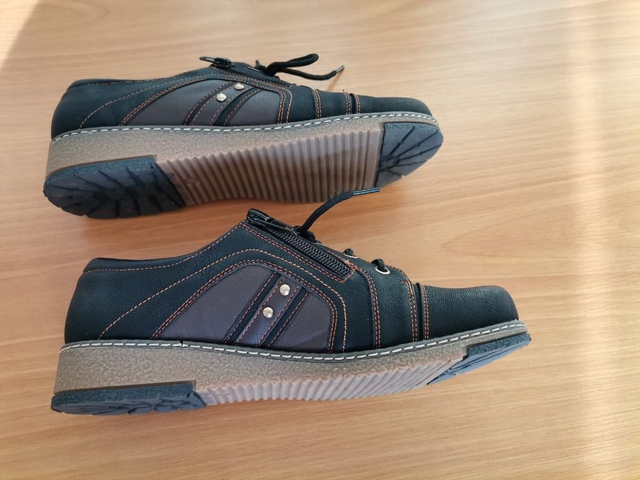 Продам женские ботинки