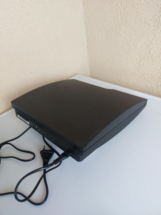 Плейстейшън Сони PST3 .Работи перфектно като ново.