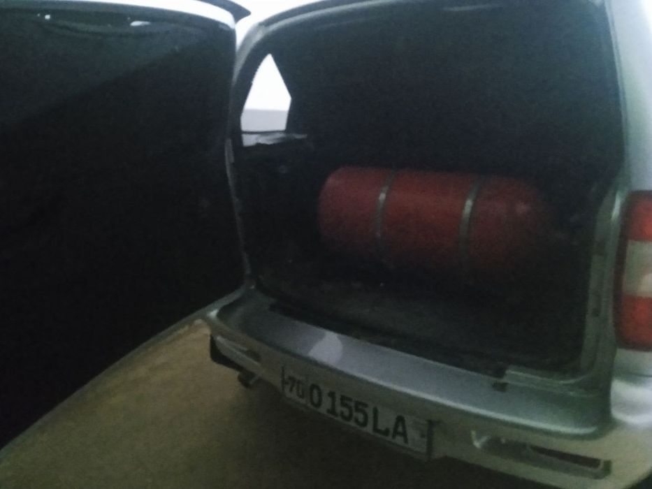 Niva sotiladi sastanyasi zur ikkinqul moshina qari buva mingan.