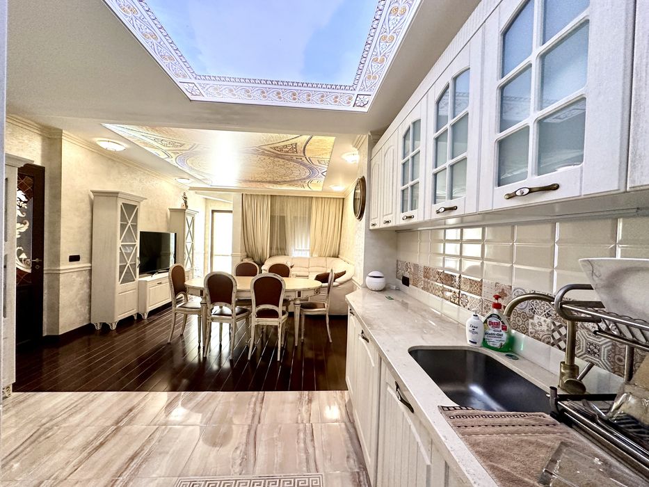 Продава се Тристаен апартамент в Велико Търново, Център - 101 кв.м за 1832 €/кв.м - Снимка #1