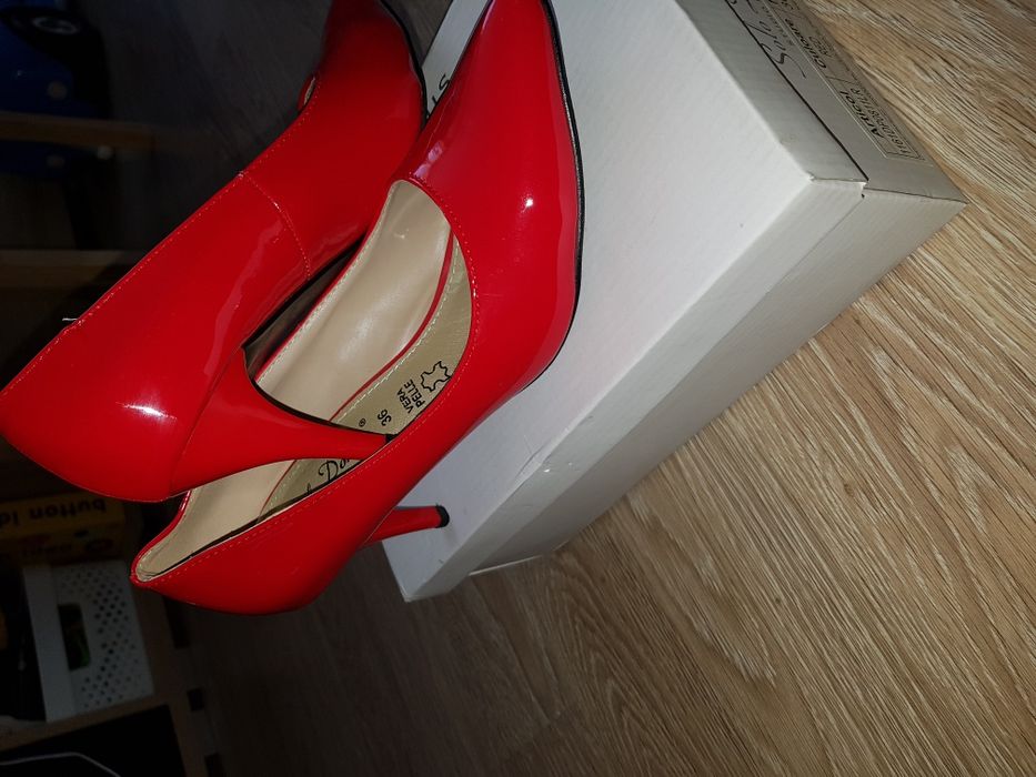 Pantofi de piele rosii