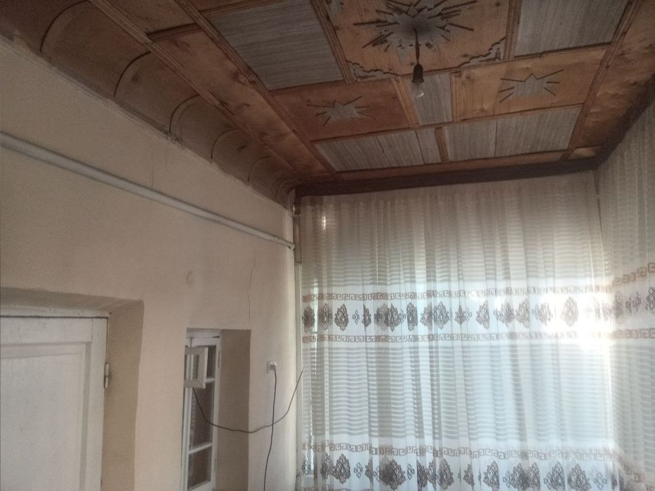 Uy sotiladi.1,5 sotix 3 xona 1 ta ayvon.