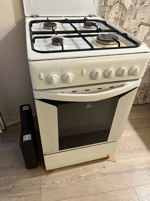 Продам газ плиту indesit