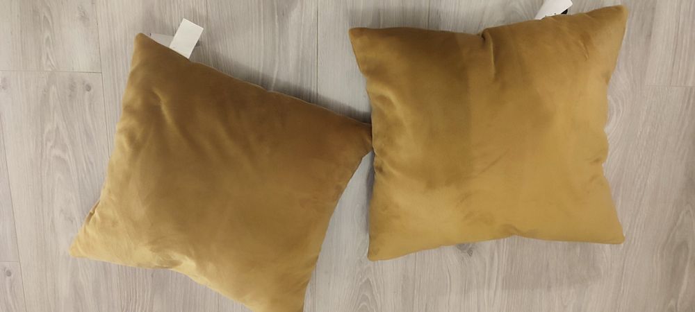 Perne decorative de culoare galben-auriu,cu eticheta, catifea