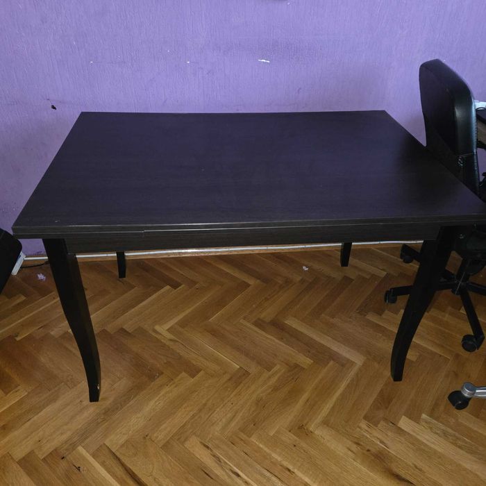 Продавам трапезарна маса с четири стола