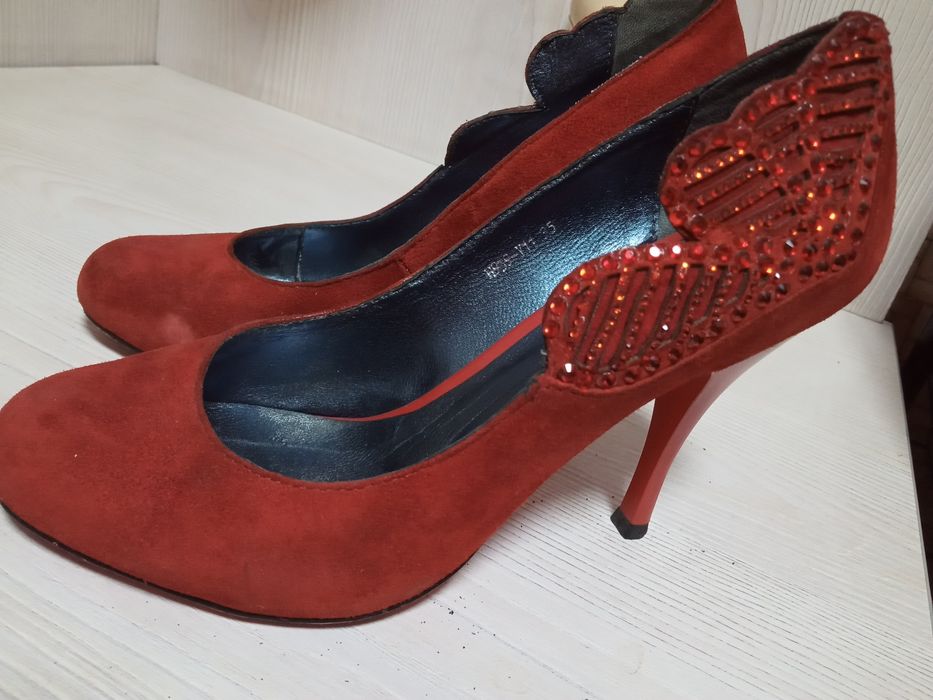 Продам туфли красные