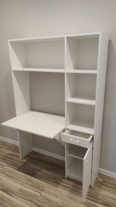 Стол  письменный для школьника.