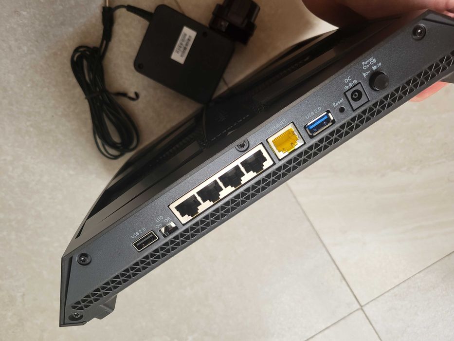 Рутер NETGEAR R8000-100UKS Nighthawk X6