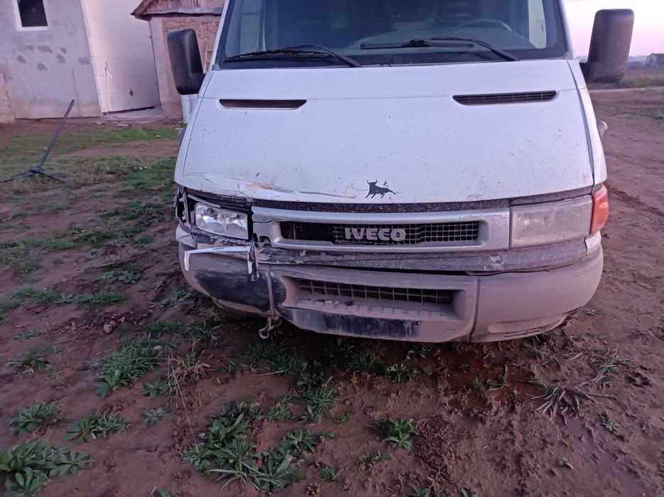 Vând iveco ușor avariat