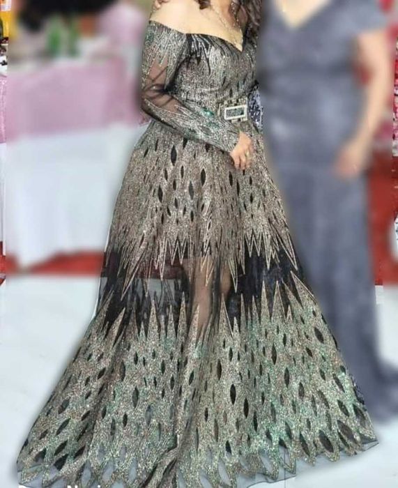 Продавам бална рокля обличана за 2 часа. Купувана е от бутик.