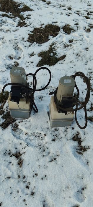 Vând doua pompe hidraulice  perfect functionale.