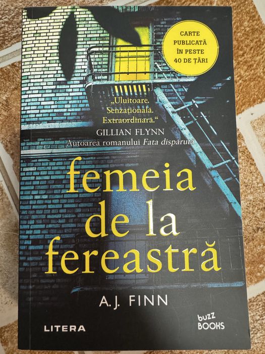 Vand carte Femeia de la fereasta