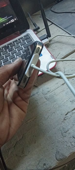 Am un iPhone 4S negru