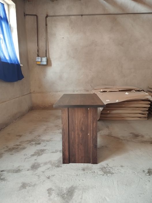 Стол кабинетный. Можно использовать как парту для двух учеников.