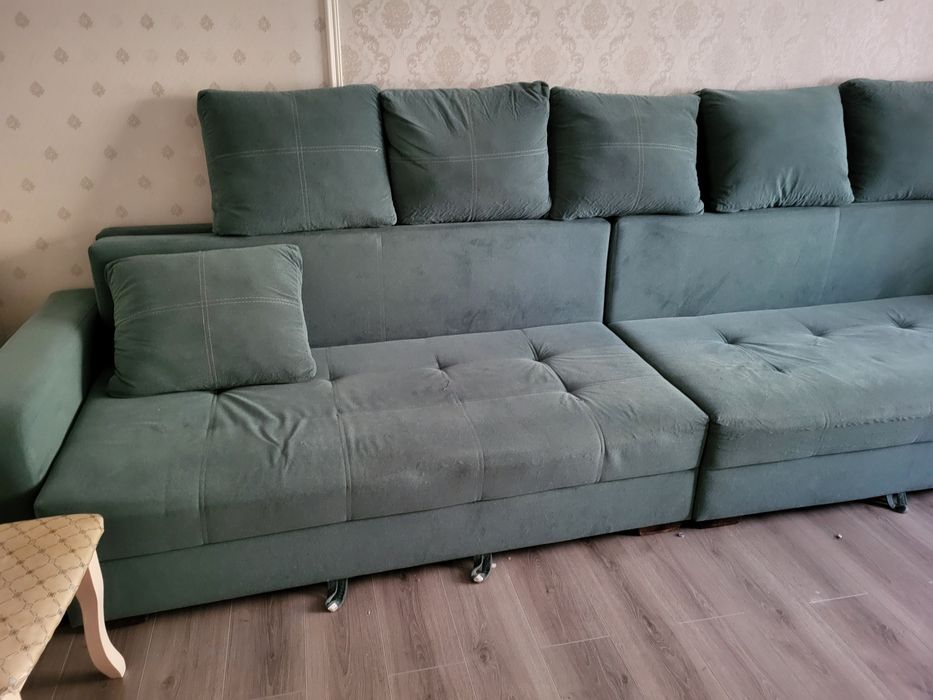 Диван большой, красивый