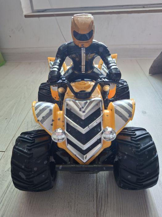 Quadbike - mașinuță cu telecomandă