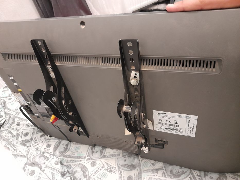 Televizor SAMSUNG (32) original korobka bor