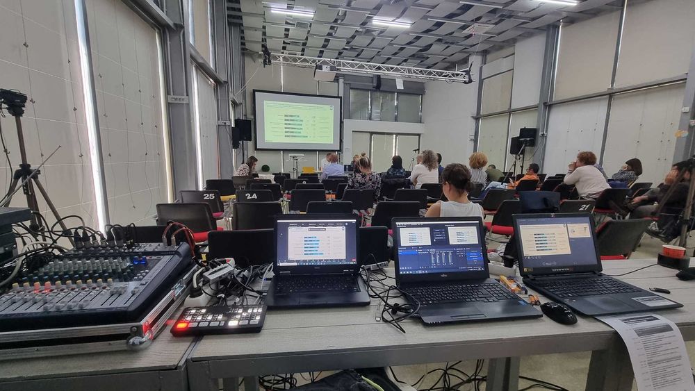 Кабина за превод. Система за симултанен превод. Озвучаване под наем.