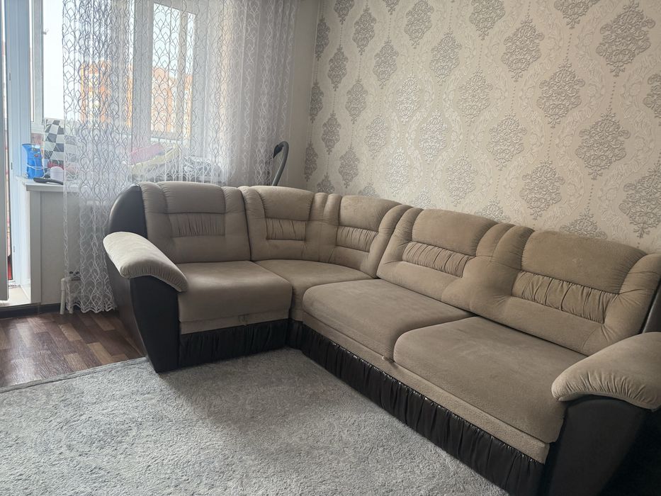 Диван с кремлом, кресло не кровать, в кресле есть задвижка