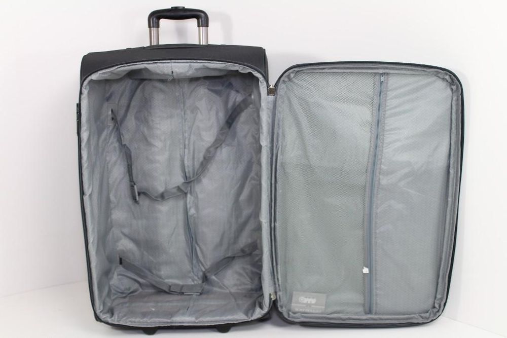 Продавам голям куфар с колелца и телескопична дръжка