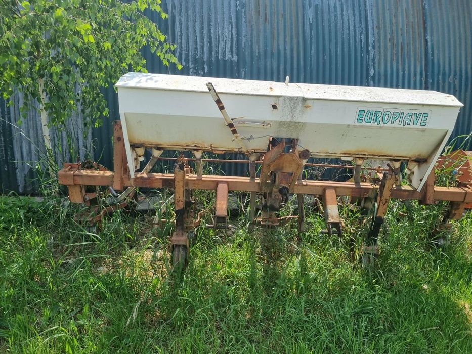 Masina de prasit si fertilizat