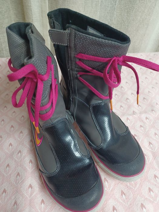 ДЕТСКИ БОТУШИ NIKE ELLI DEMI BOOT
номер38.5 или 24см. Малко са използв