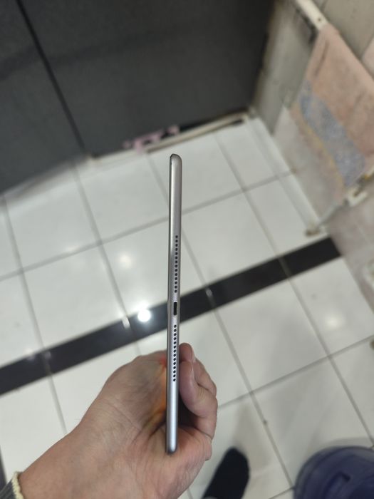 ipad Air 2 .  pamet 128. ios 15.8.7