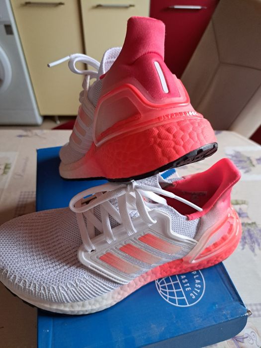 Adidasi noi fără eticheta