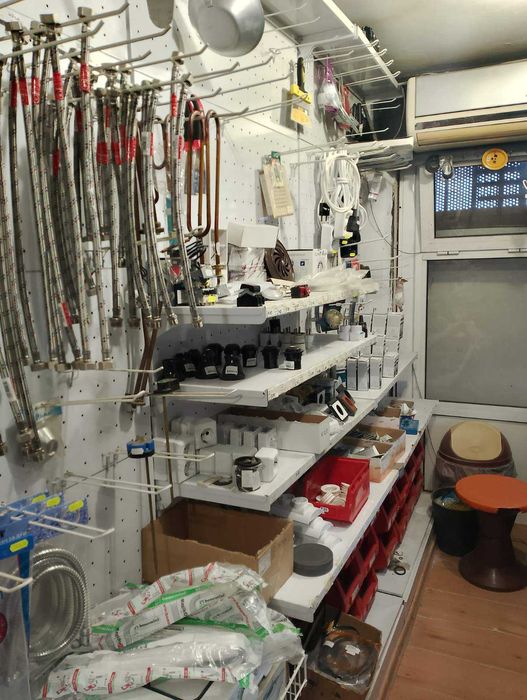 Стелажи за магазин