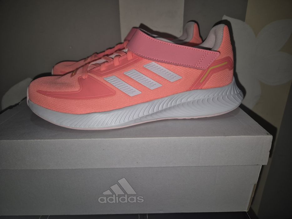 Чисто нови маратонки Adidas