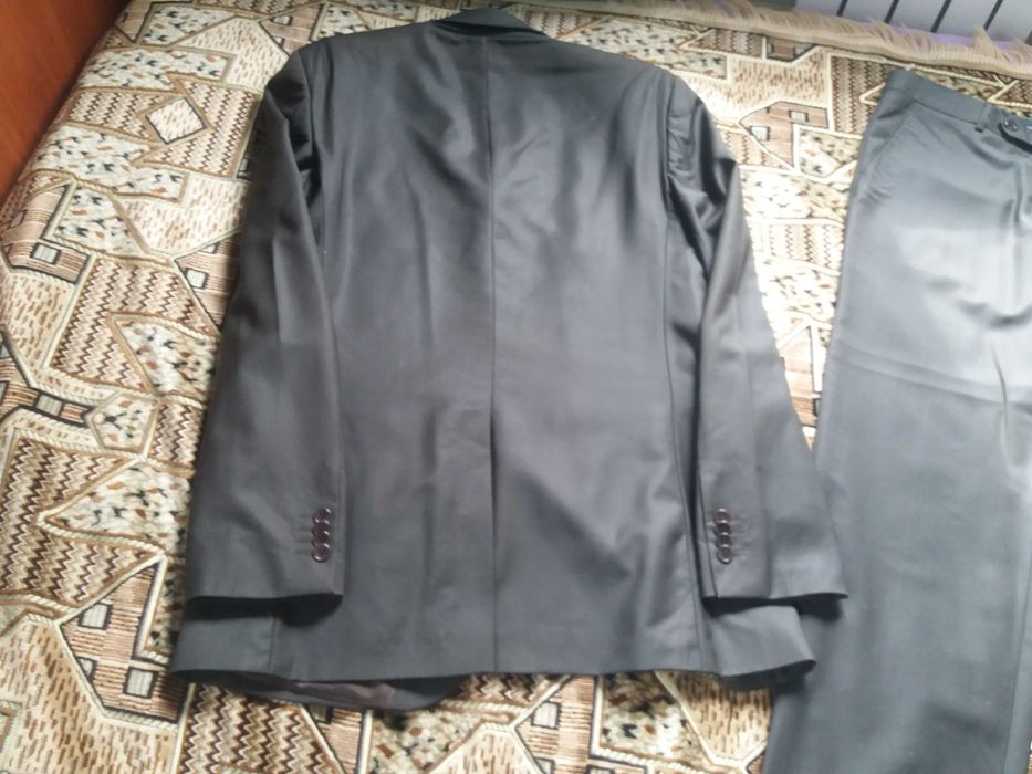 Продам костюм 48 размера