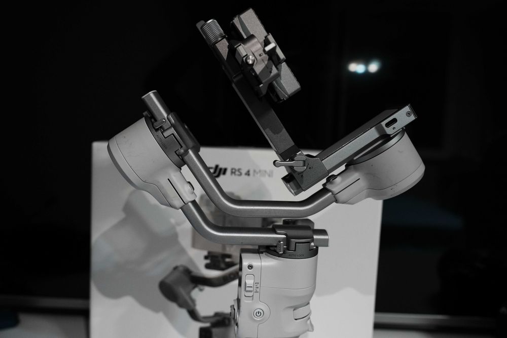 Продам DJI RS 4 Mini в идеальном состоянии.